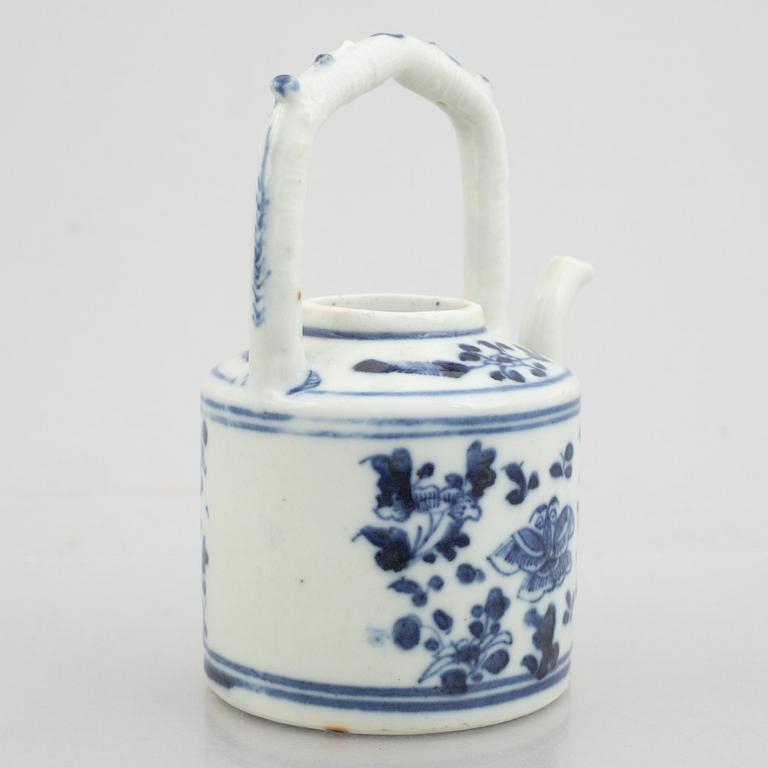 A porcelain teapot, China, Qing dynasty, 18-th century.