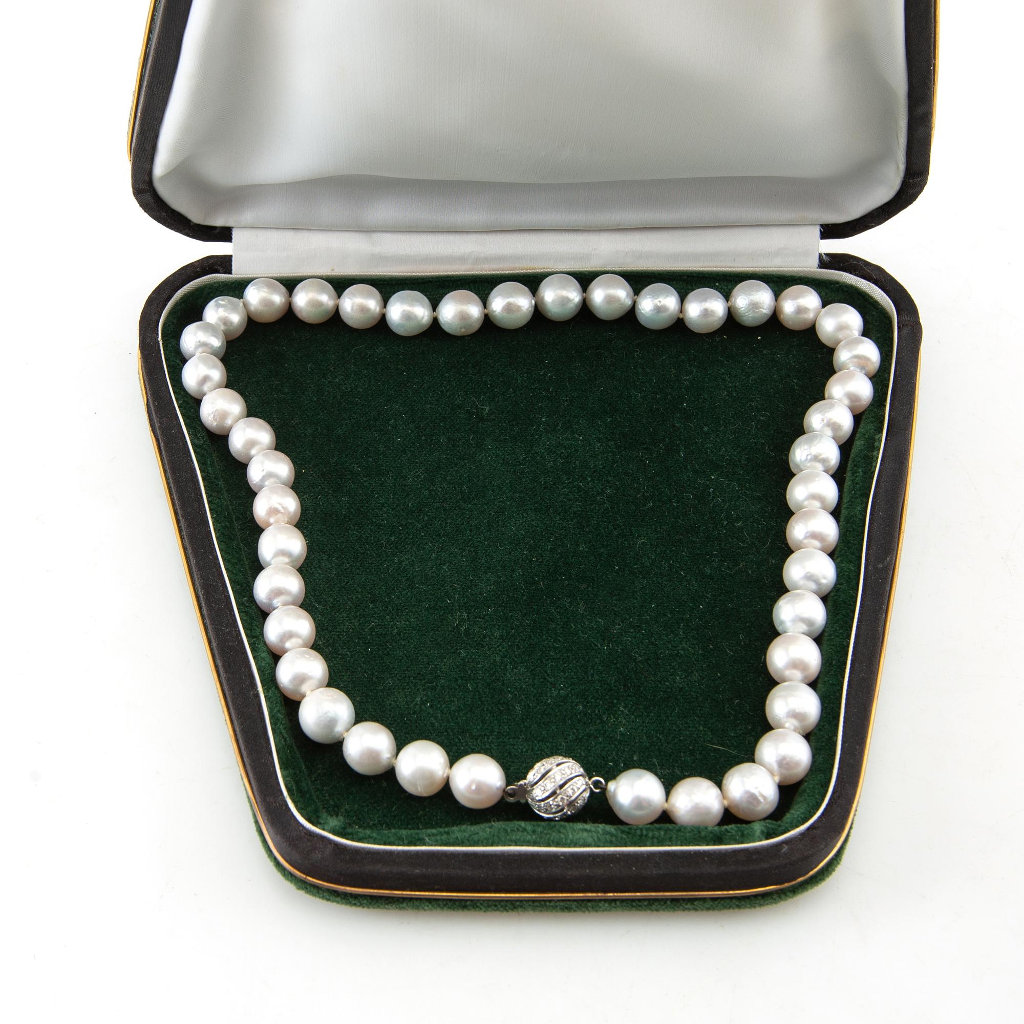 Necklace, 18K white gold and brilliant-cut diamonds and saltwater pearls.
