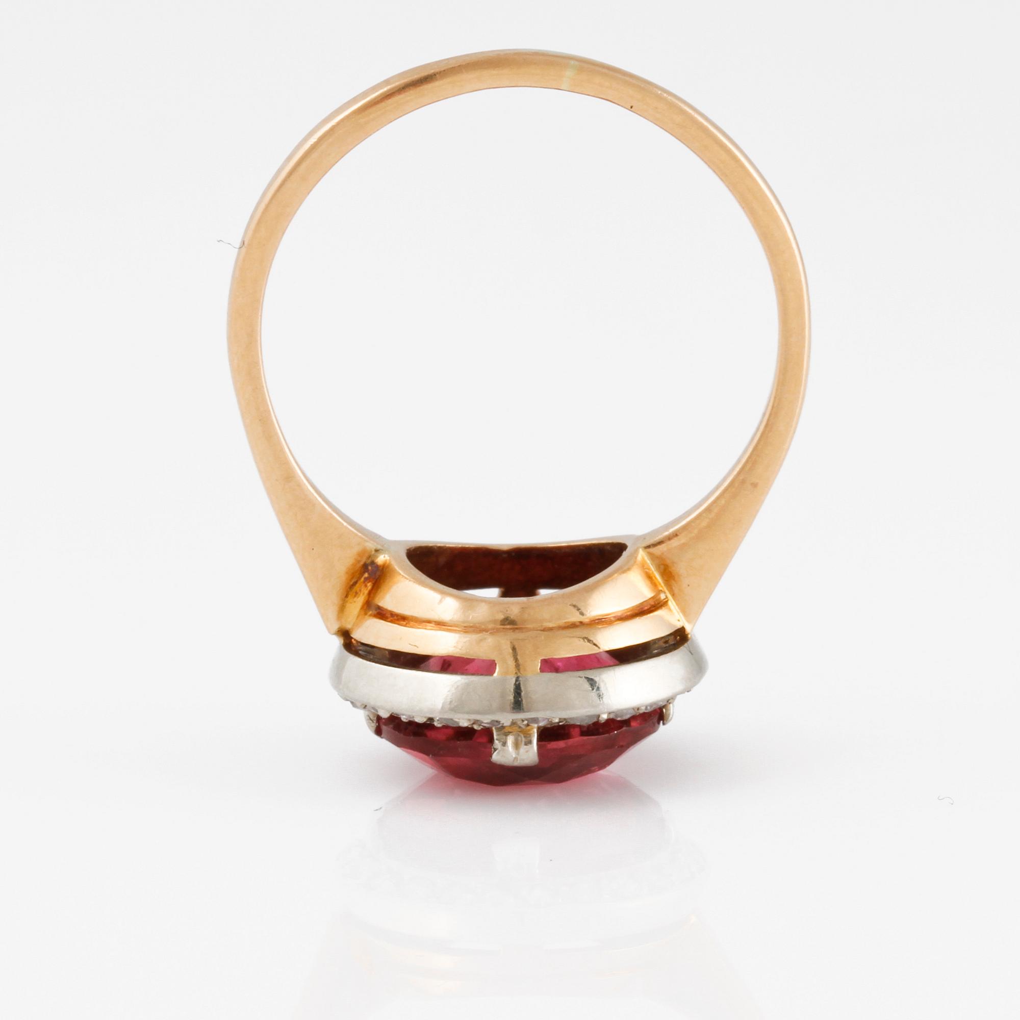 RING, 18K guld med rosa turmalin samt rosenslipade diamanter, Gustav Dahlgren & Co, Malmö, 1944. Vikt 3,5 gram.
