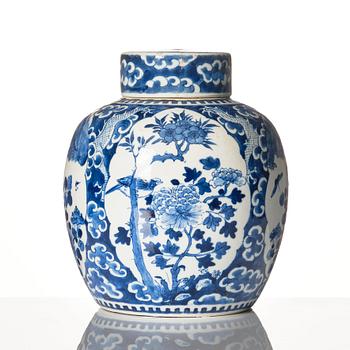 A blue and white jar with cover, Qing dynasty, 19th Century.