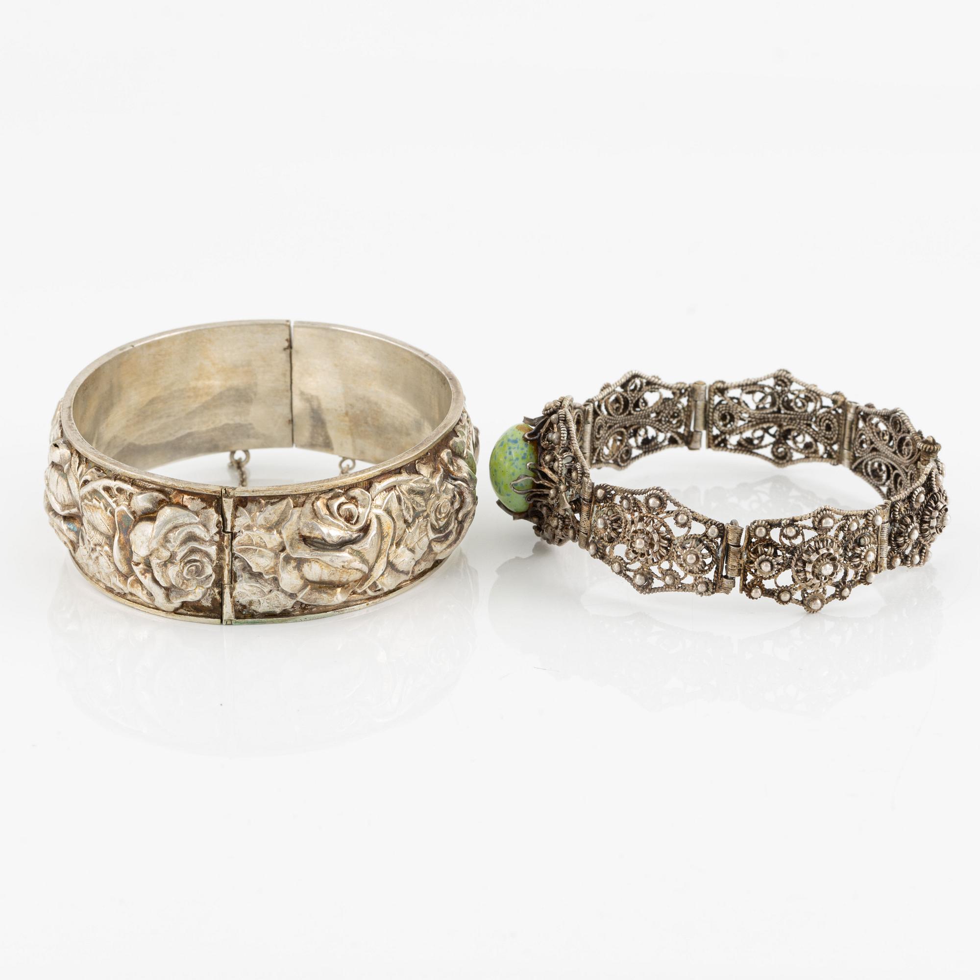 Armring samt armband, dekor av filigran, silver.