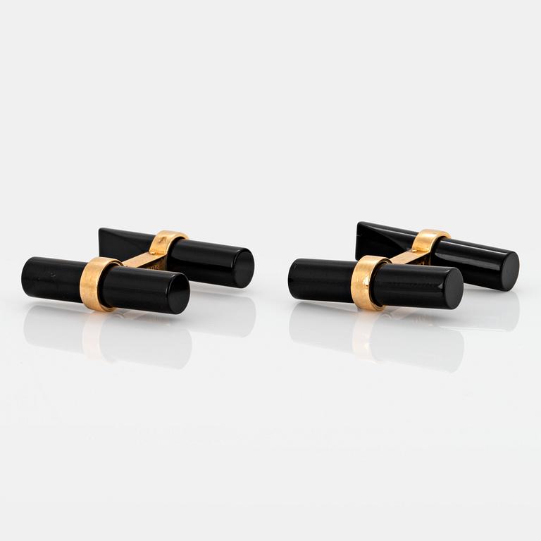 A pair of Cartier cufflinks in 18K gold and onyx.