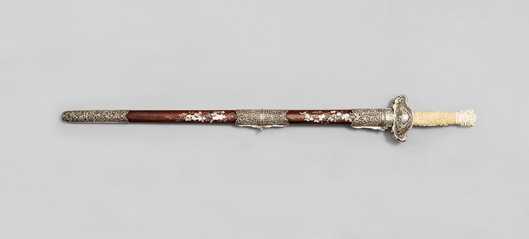 CEREMONIELLT SVÄRD, silver, trä, ben och pärlemor. Sen Qing dynastin, cirka 1900.