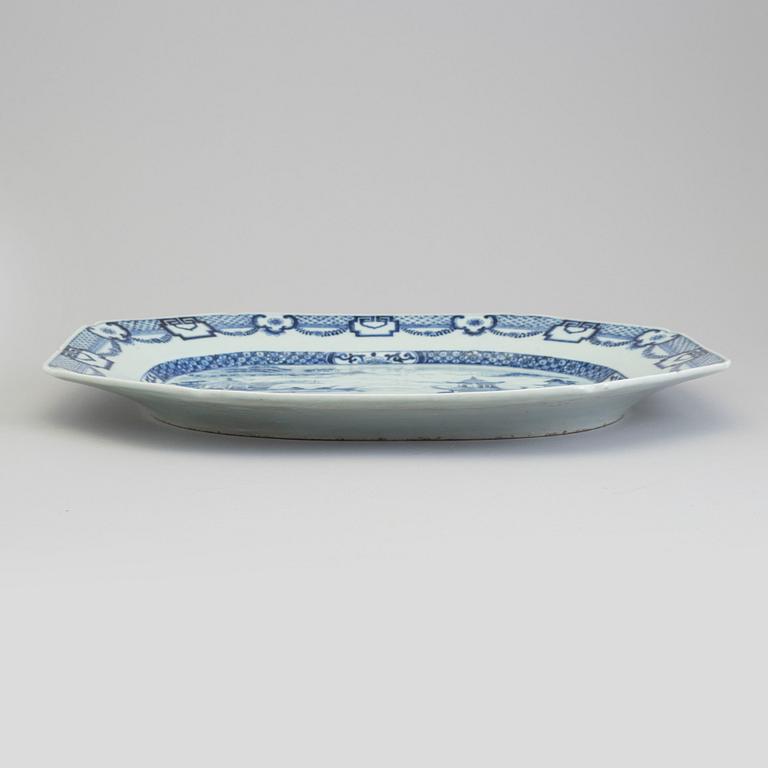 A blue and white export porcelain platter, Qing dynasty, Qianlong (1736-95).