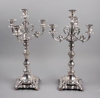 KANDELABRAR, ett par, nysilver. nyrokokostil. 1900-tal.