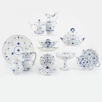 Bing & Gröndahl samt Royal Copenhagen, matservis, 99 delar, porslin, "Musselmalet", Danmark.