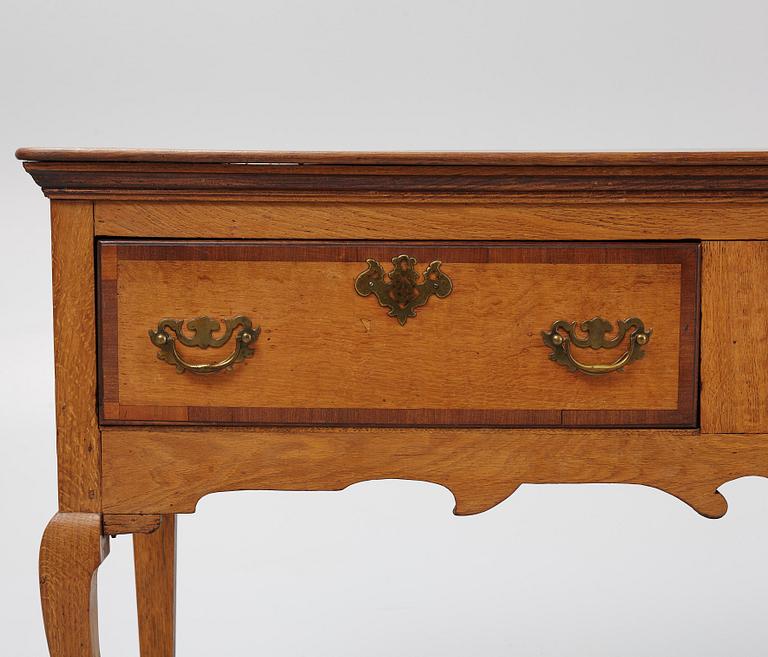 Sideboard, England, omkring 1900 med äldre delar.