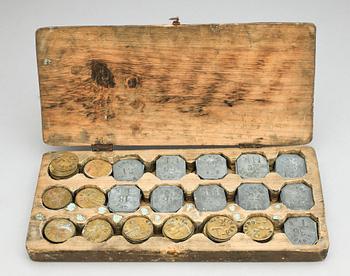 LOKALPOLETTER, i skrin, allmoge, 1800-tal.