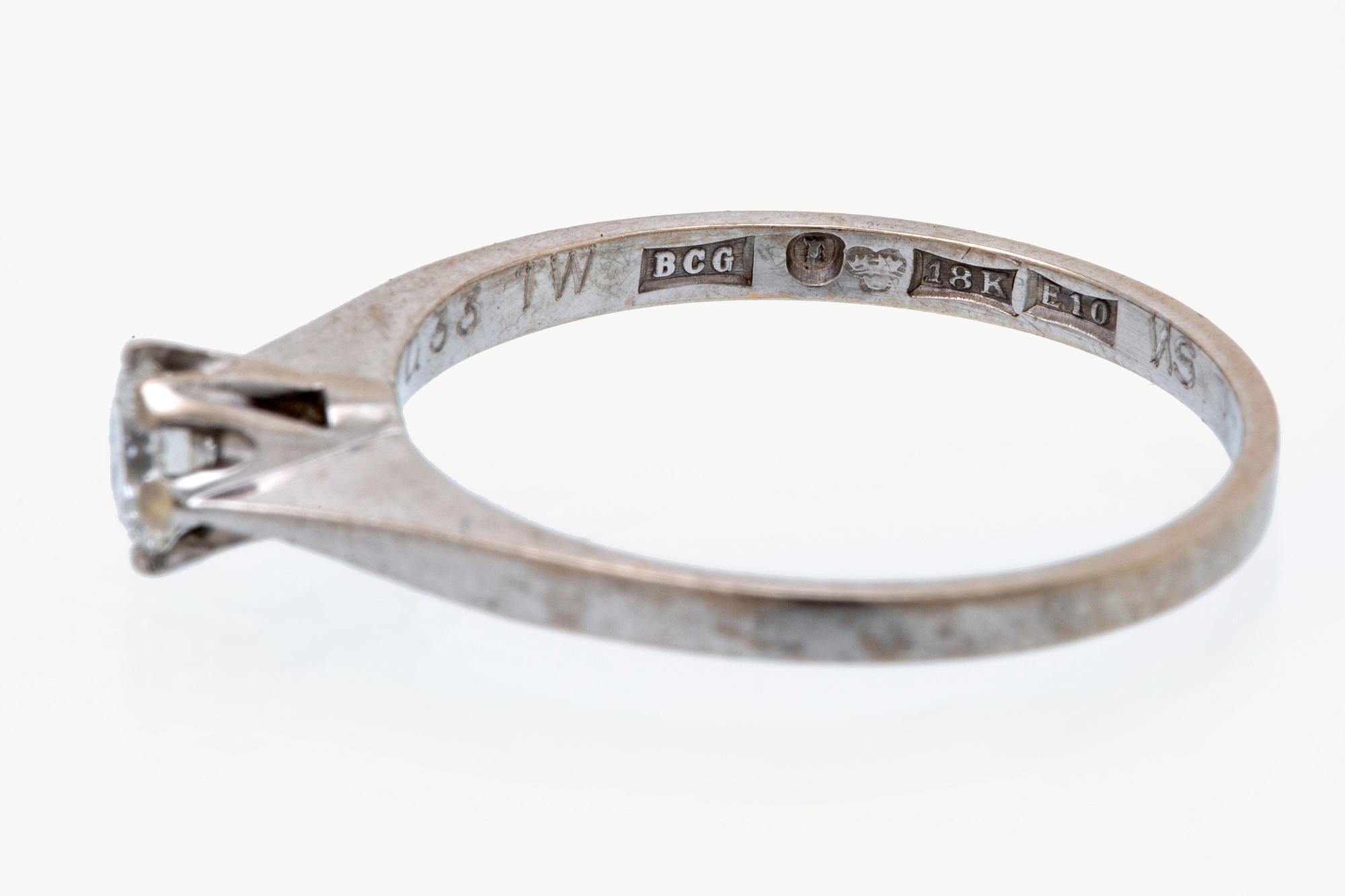 Ring 18K whitegold 1 brilliant-cut diamond 0,33 ct engraved.