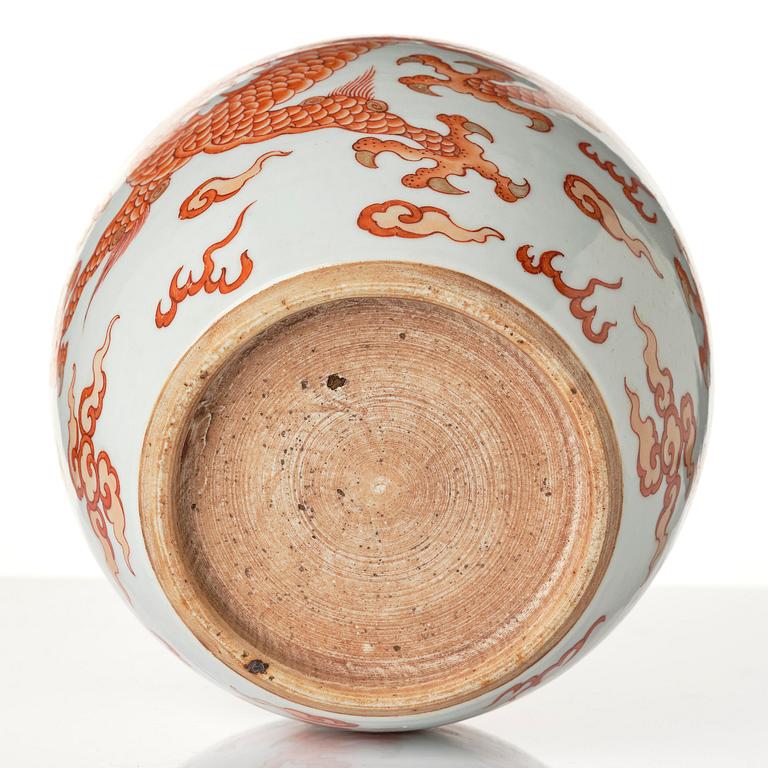 A 'dragon' jar, late Qing dynasty, 19th century.