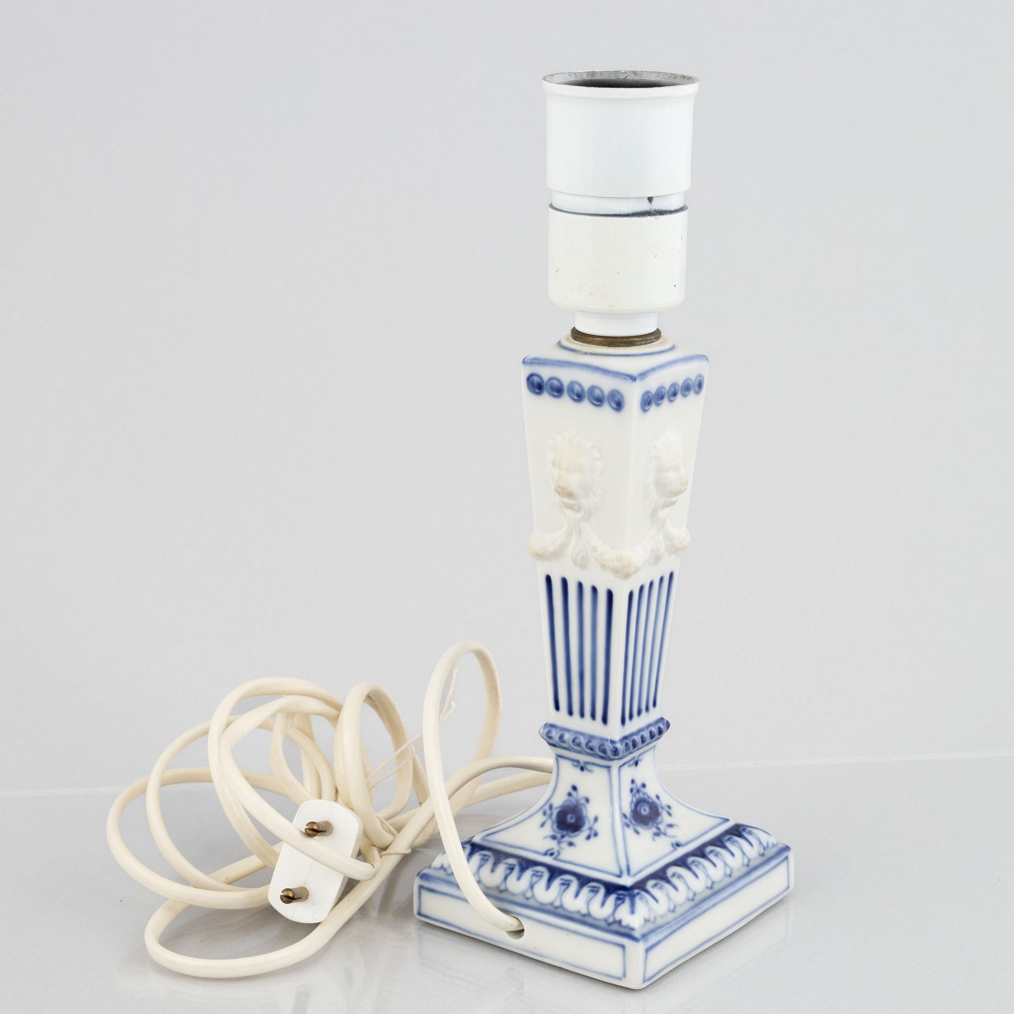 Bordslampa, porslin, Royal Copenhagen, "Musselmalet", modellnummer 15A, 1969-73.