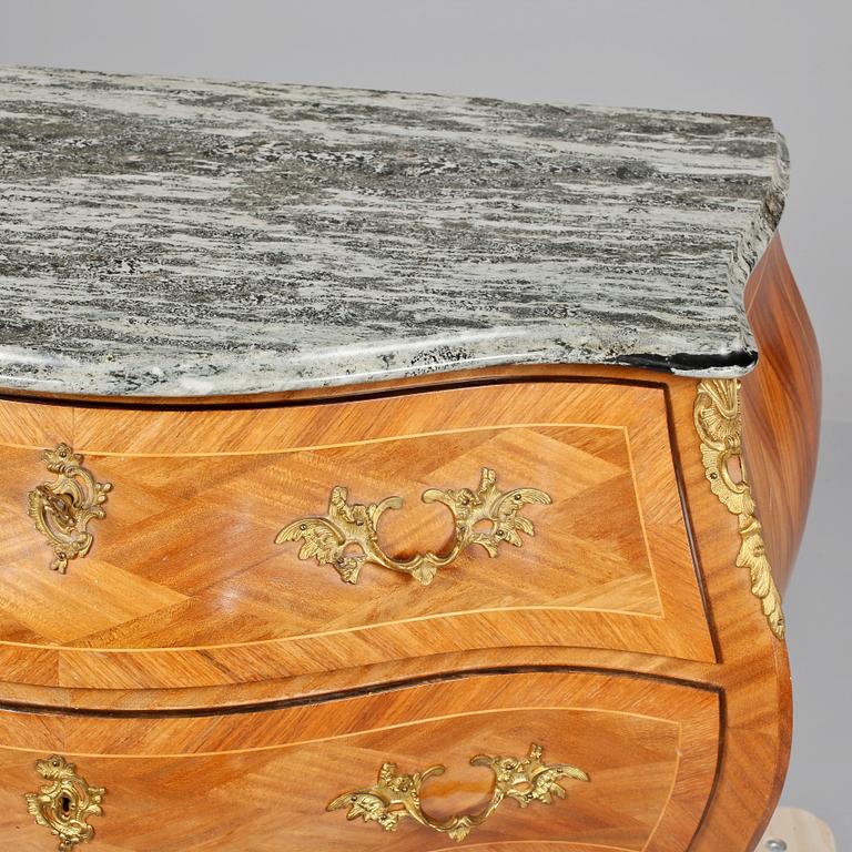 BYRÅ, rokokostil, 1900-talets andra hälft.