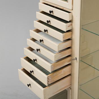 LÄKARSKÅP, 1900-talets mitt.