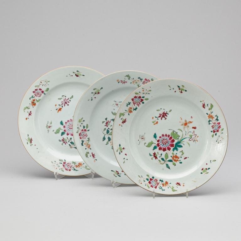 TALLRIKAR, 3 st, porslin, Kina, Qing dynastin, Qianlong (1735-96).