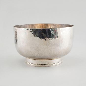 A 20th century silver box and bowl from England and Sweden, total weight 430 g.