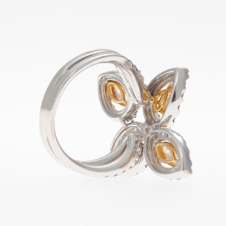 RING, 18K vitguld, ljusgula diamanter samt små färglösa diamanter tot. 2,87 ct. Vikt 2,87 g.