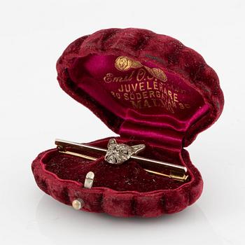 Brooch, gold in the form of a cat with rose-cut diamonds.