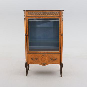 VITRINSKÅP, 1900-talets mitt.