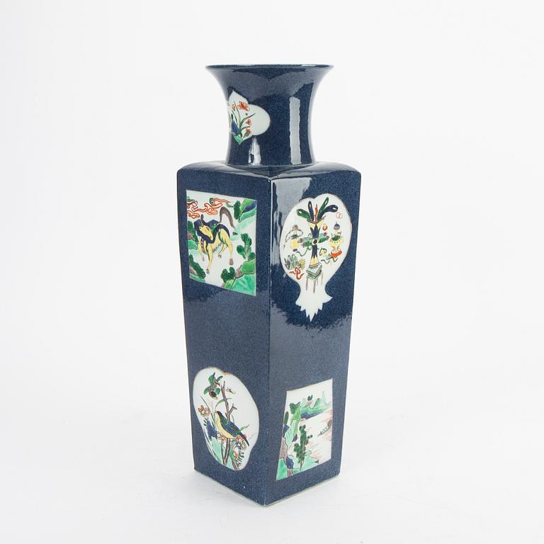 Vase, porcelain. Qing dynasty, Kangxi style, circa 1900.