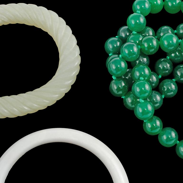 ARMRINGAR, 2 st + HALSBAND, nefrit, modern tillverkning.