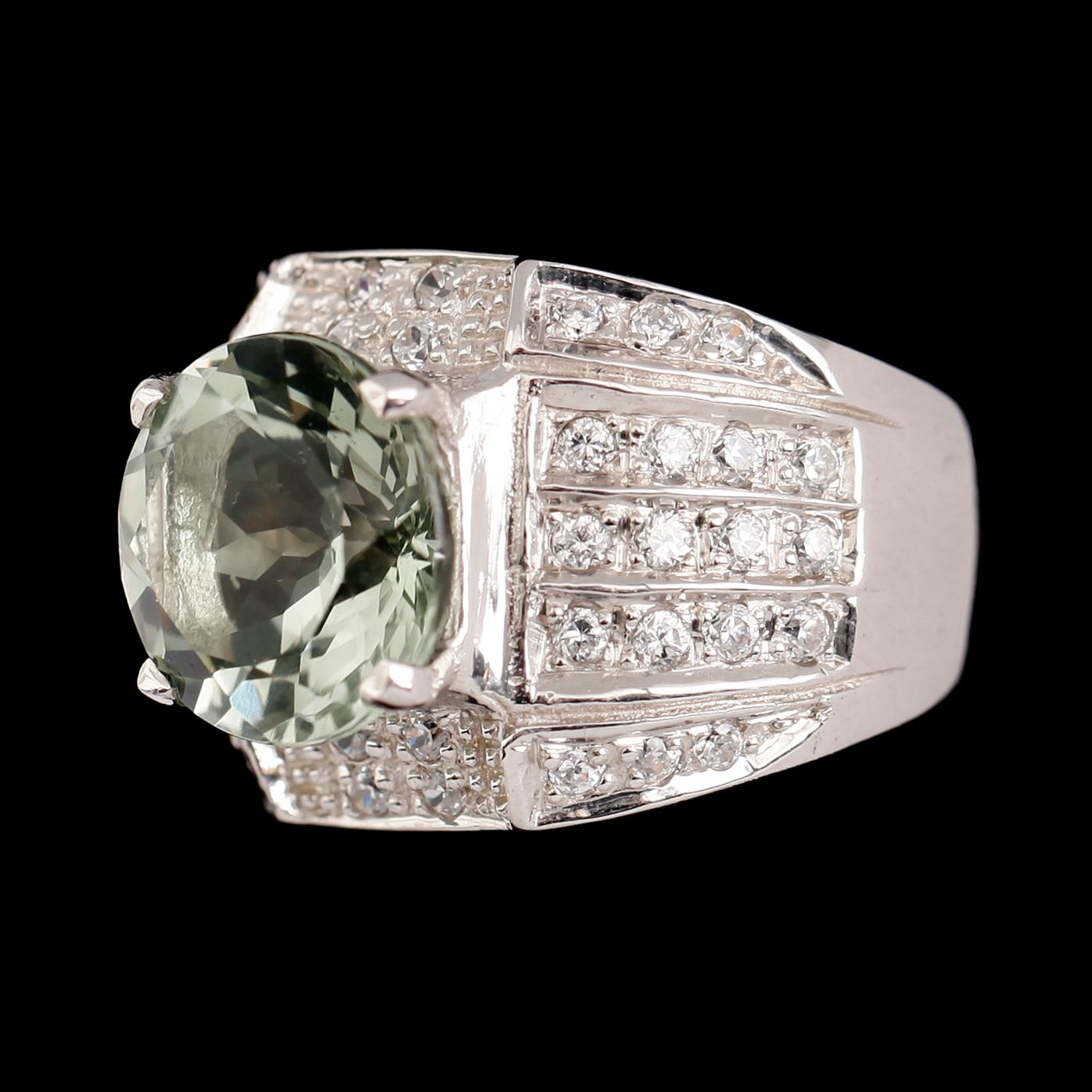 RING, rhodinerat silver, vita safirer samt grön sten.
