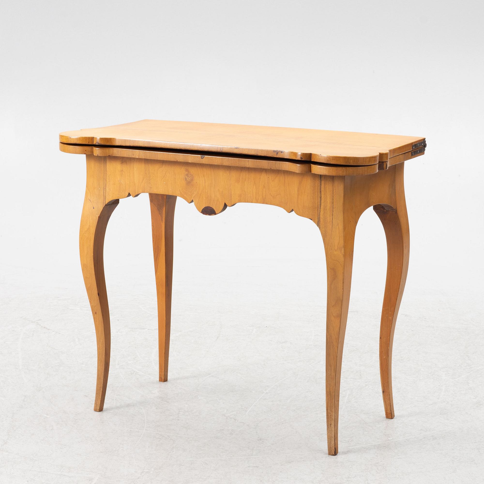 Game table, 19th century.