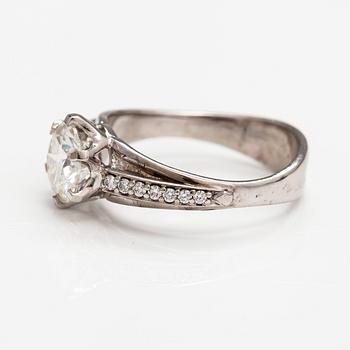 Sormus, 14K valkokultaa, moissaniitti n. 1.50 ct ja timantteja n. 0.12 ct yht. GRA-todistus.