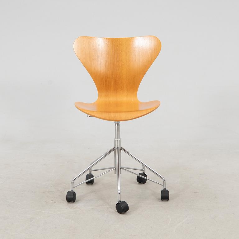 Arne Jacobsen, skrivbordsstol "Sjuan" för Fritz Hansen 1900-talets senare del.