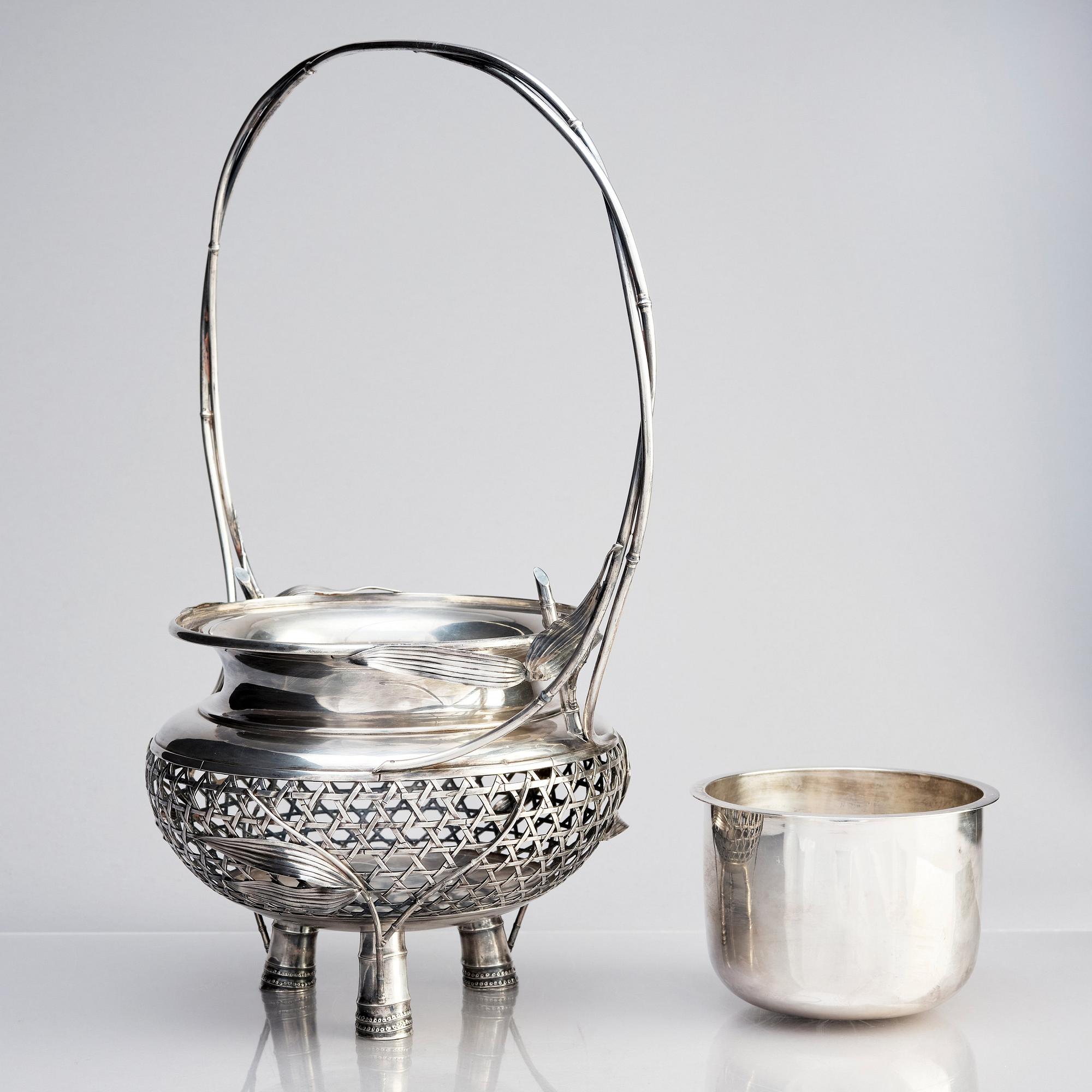 Korg, silver. Japan, tidigt 1900-tal.