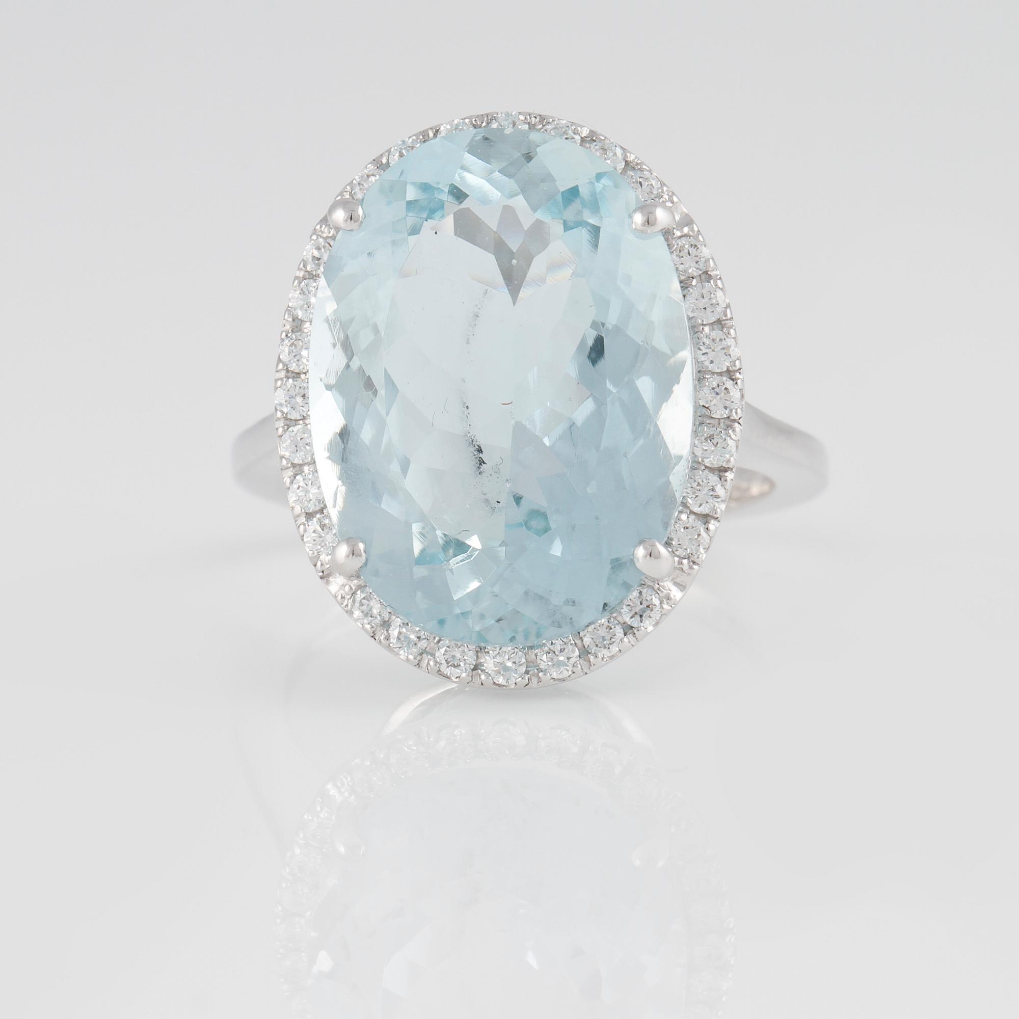 RING, 18K vitguld med fasettslipad akvamarin ca 10.60 ct samt briljantslipade diamanter ca 0.30 ct. Vikt 7,5 gram.