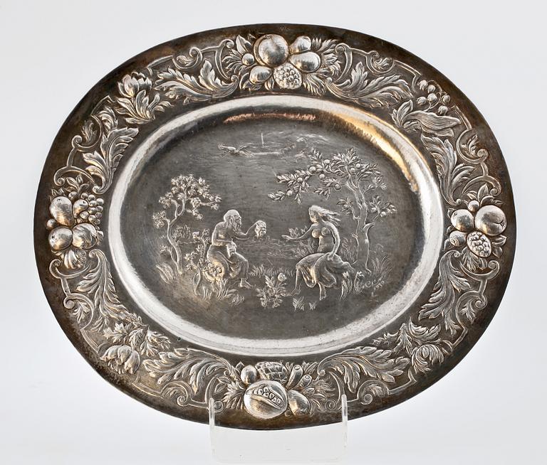 PRESENTERFAT, silver, barockstil, svenska kontrollstämplar, sign C.L. o dat 1939. Vikt 660 gram.