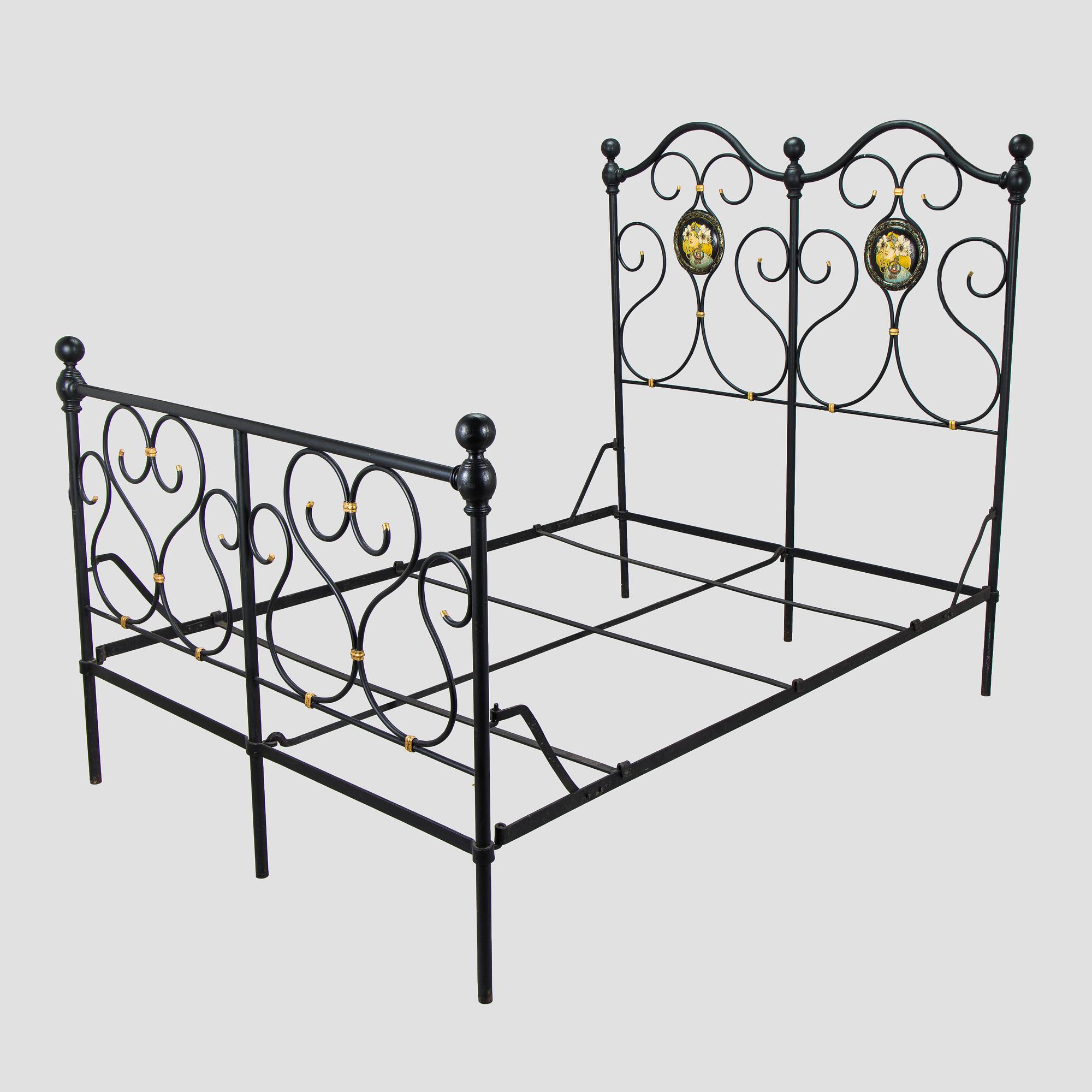 Säng, smidesjärn, med Art Nouveau-motiv, kring 1900.