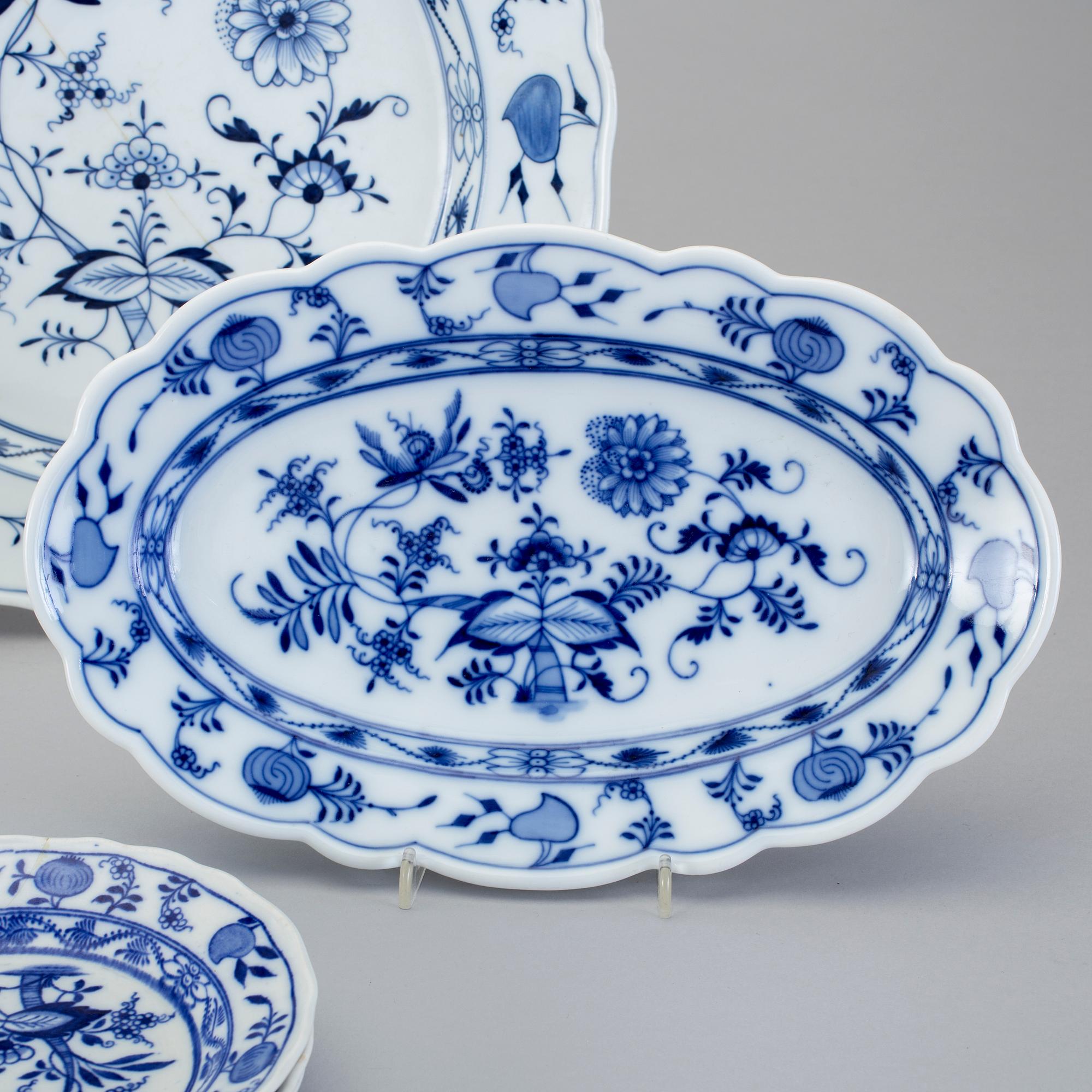 SERVISDELAR, 17 st, "Lökmönstret", främst, Český Porselan, märkta Meissen, Tjeckien.