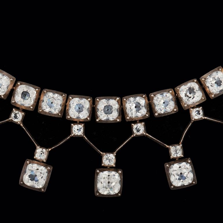 COLLIER med hängande kläppar, gammalslipad paste.