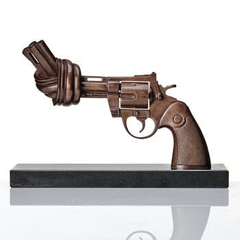 Carl Fredrik Reuterswärd, "Non-Violence Knotted Gun".