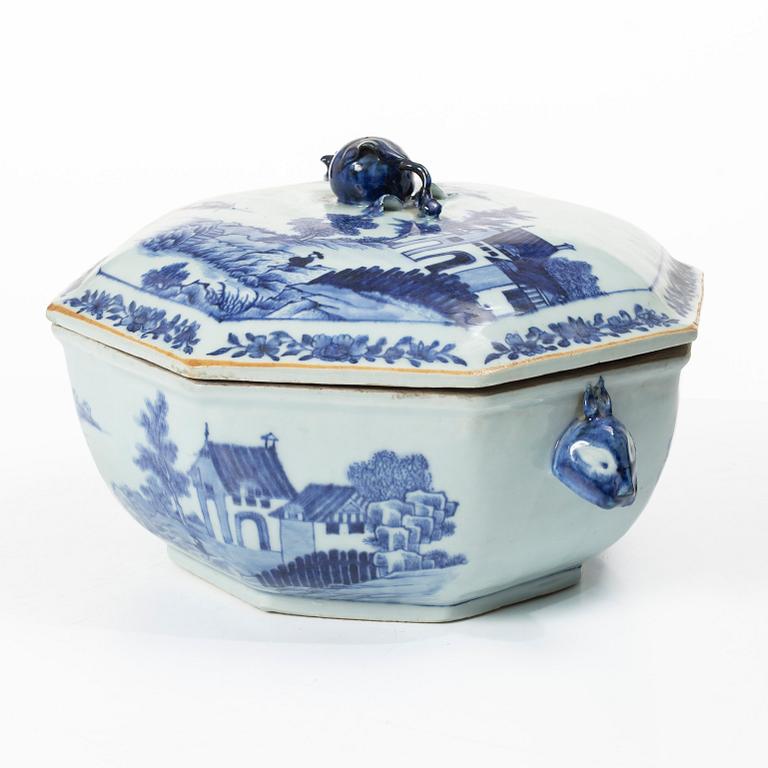 Terrin med lock, kompaniporslin, Kina, Qingdynastin, Qianlong (1736-95).