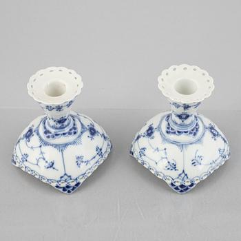 Ljusstakar, ett par, porslin, Royal Copenhagen, "Musselmalet helblond", modell 1138, 1974-78.