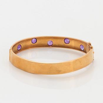 Armring 18K guld med cabochonslipade ametister.