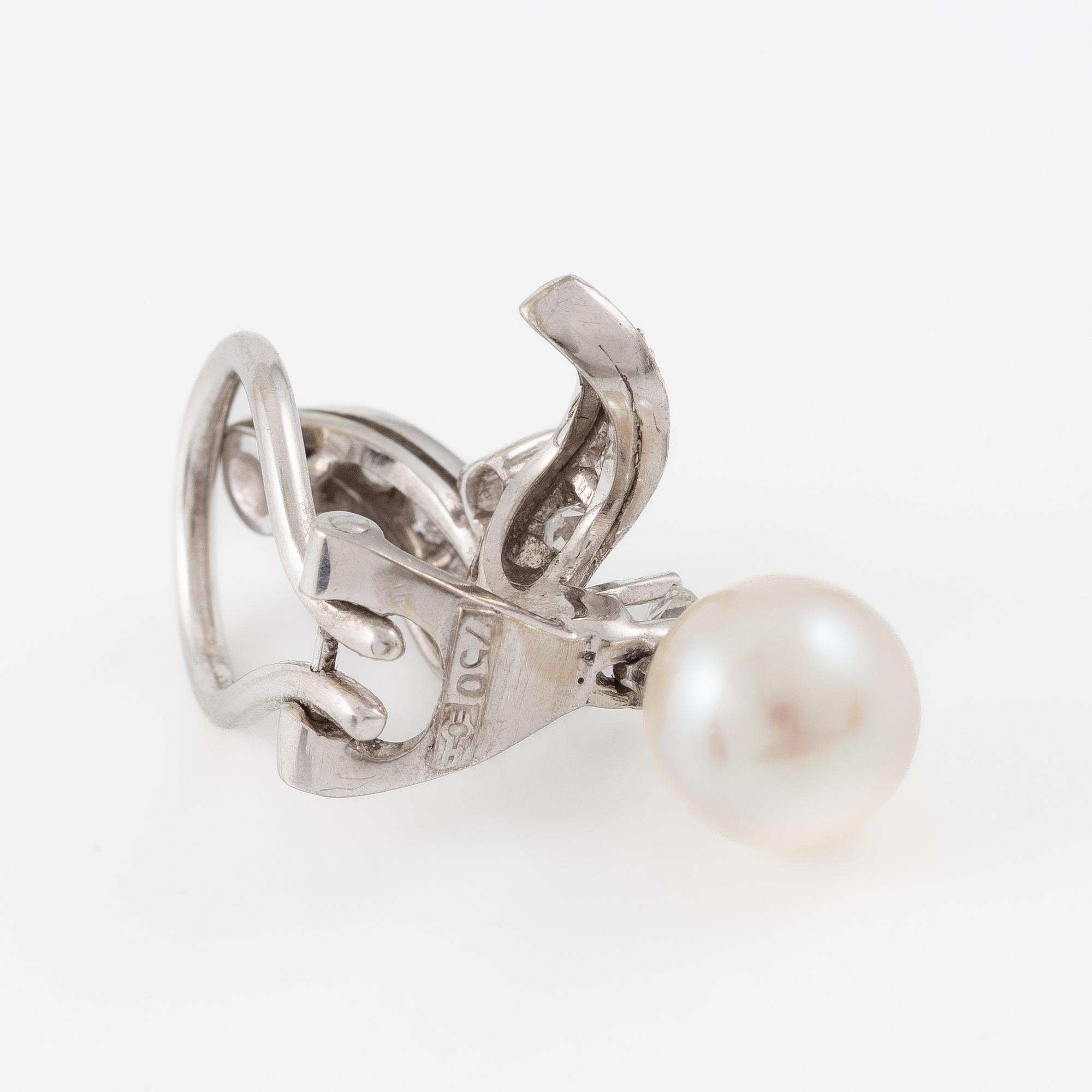 Earrings in 18K white gold set with octagonal and brilliant-cut diamonds and cultured pearls.