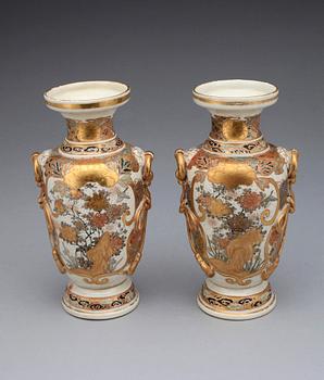 VASER, ett par, porslin, Satsuma, troligen Meiji, Japan tidigt 1900-tal.