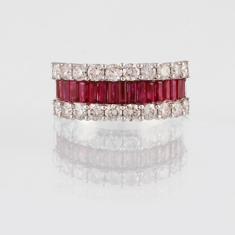 RING, 18K vitguld med 20 briljantslipade diamanter 1.47 ct samt 17 baguettslipade rubiner 1,57 ct. Vikt 9,4 gram.