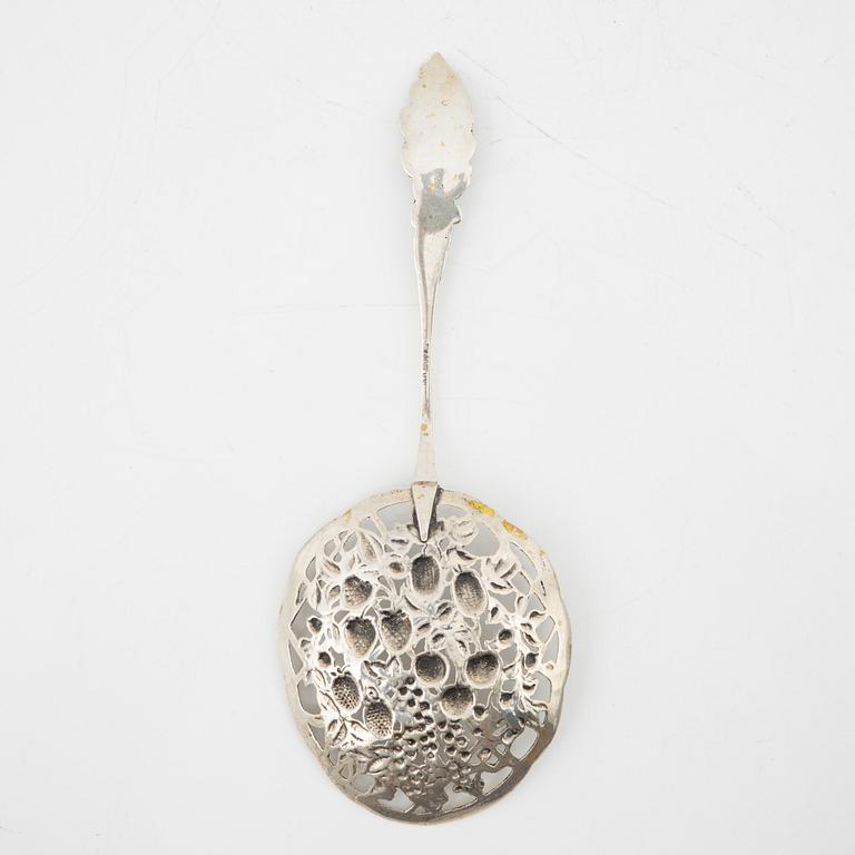 Korgar två st och sked silver, saltkar med silvermontering, 1900-tal.