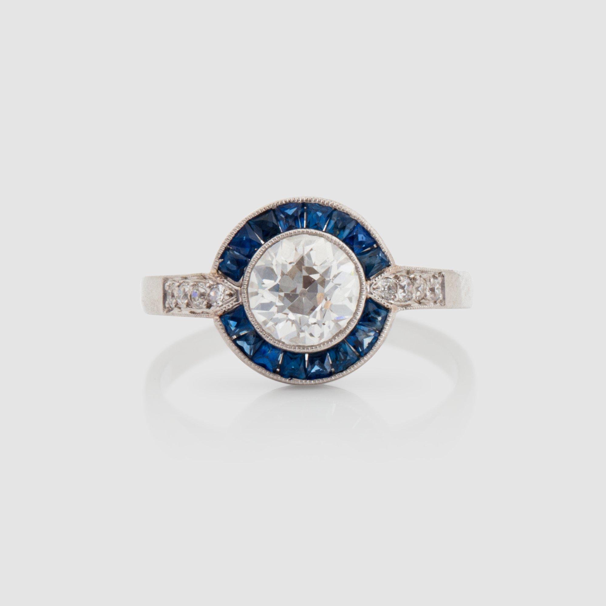 RING med safirer och diamant med äldre slipning ca 1.00 ct. Kvalitet ca H/VS. Art Deco.