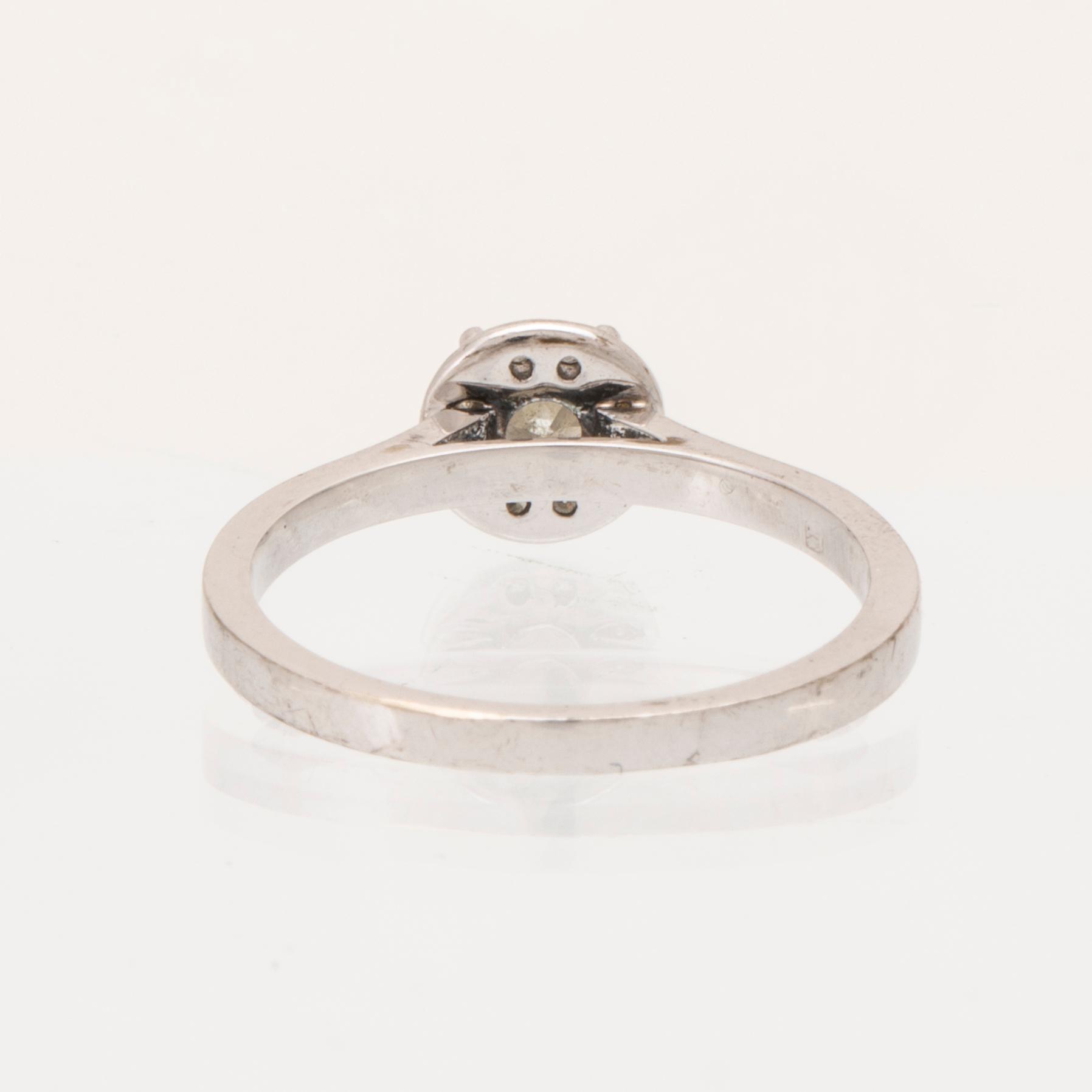 An 18K white gold ring set with round brilliant-cut diamonds.