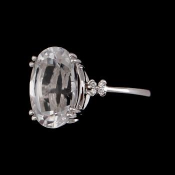RING, 14 k vitguld, oval fasettslipad kvarts, briljantslipade diamanter tot 0.05 ct.