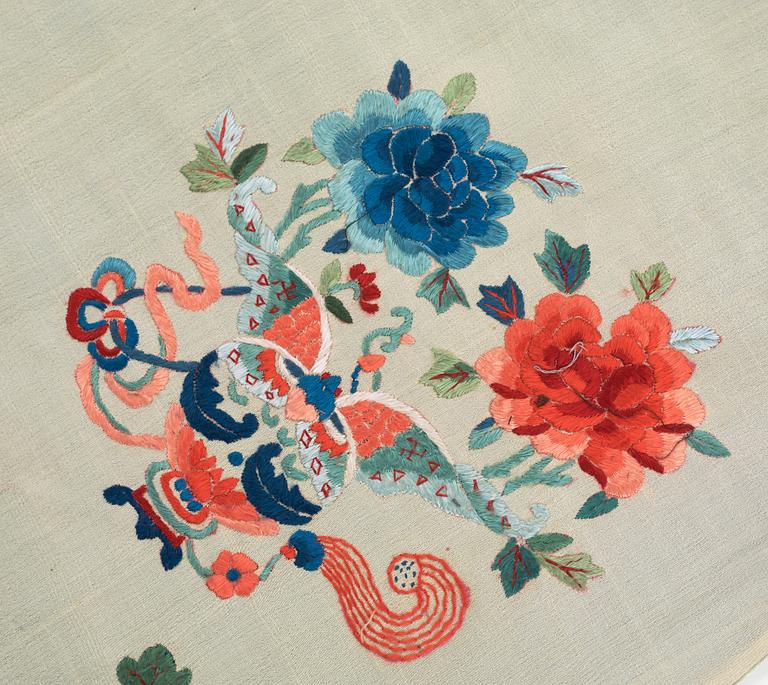 ROBE, silk. Height 100 cm. China, first quarter of the 20th century.