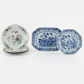 A blue and hwite serving dish and four plates, China, Qingdynasty (1736-95).