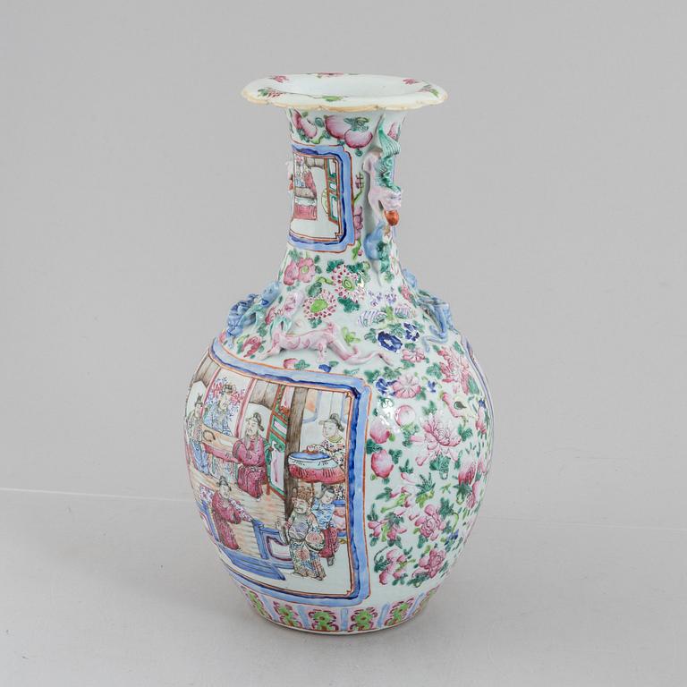A porcelain vase, China, Qingdynasty, 19th century.