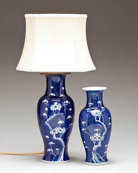 BORDSLAMPA och VAS, porslin, Kina, 1900-tal.