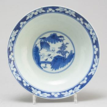 A blue and white footed dish, Qing dynasty, early 20th century.
